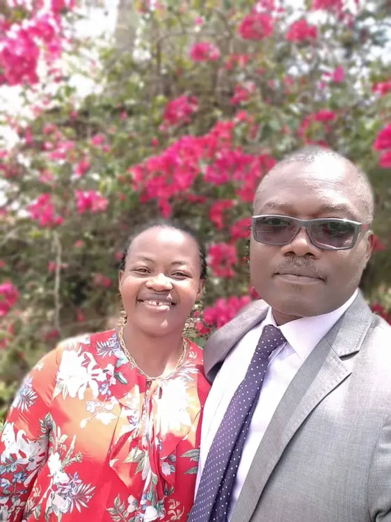 Photo du Pasteur avec son épousé 